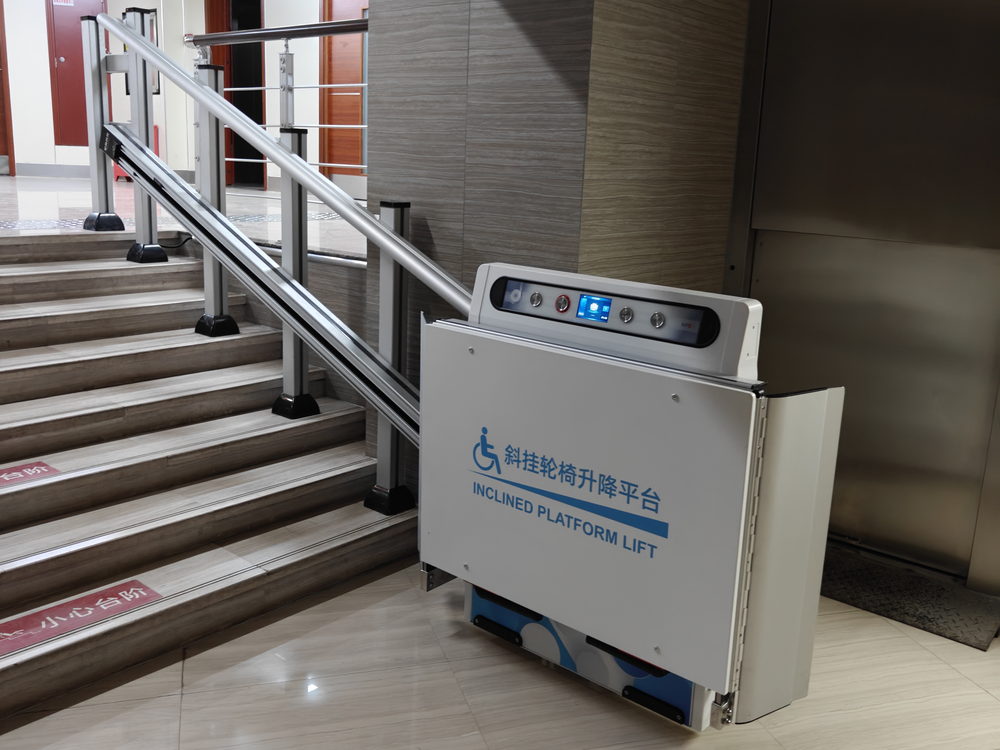 校舍樓梯的轉彎型斜掛平台